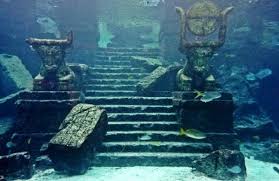Die unterwasser pyramide in japan, yonaguni wird offiziell verschwiegen, weil es unmöglich ist, ihr wahres alter zu leugnen. Die 5 Schonsten Unterwasserstadte Der Welt Easyvoyage