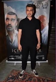17 nisan 1980 yılında, adana'da dünyaya geldi. Caner Cindoruk Celebrities Male Actors Short Hair Styles