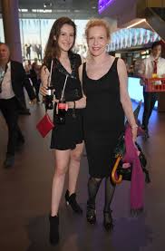 Sie sind ein gast von: Die Schauspielerin Veronika Ferres Der Bayerische Ministerprasident Markus Soder Csu Und Die Leiterin Des Filmfest Munchen Diana Iljine Von Links Nach Rechts Zeigten Sich Bei Der Eroffnung Des Filmfests Auf Dem Roten