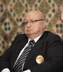 LUIS DE LA PUENTE UCEDA. Nació en Santiago de Chuco el 1 de abril de 1926.  Desde joven se dedicó a la política. En 1945 ingresó a la Universidad de  Trujillo, allí