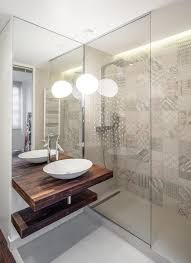 Eine Moderne Turlose Duschkabine Im Badezimmer Stil Badezimmer Kleines Bad Mit Dusche Badezimmer Umgestalten