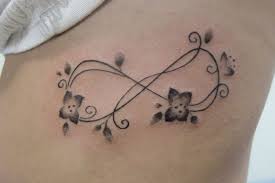 Le dieu infini tatoué sur le flanc. Tatouage Infini