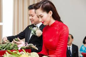 Đặng thu thảo sinh năm 1995, đăng quang hoa hậu đại dương 2014. Pose Ba Bá»™ Ao CÆ°á»›i Cá»§a Hoa Háº­u Thu Tháº£o Ä'am CÆ°á»›i Co Dau CÆ°á»i