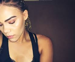 Simone Parrish's Instagram, Twitter & Facebook