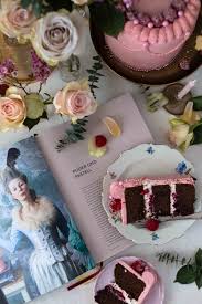 Marie tobias | in meinem blog und auf meiner pinnwand geht es um essen, backen und kochen, um die geschichten dahinter und die zubereitung. Von Den Leibspeisen Legendarer Frauen Einer Buttercremetorte A La Marie Antoinette Buchrezension La Crema