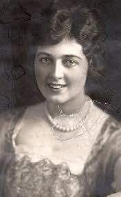 Mabel Courtney's Instagram, Twitter & Facebook