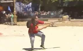 Con un mortero fue uno de los tantos violentos que apedrearon el congreso en rechazo a una reforma previsional mucho mejor que los decretazos del presidente. Reaparecio El Gordo Mortero Desde La Clandestinidad Pidio Tirar Abajo Al Gobierno Chileno