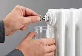 Daca locuiesti la bloc, probabil stii ca, inainte de venirea iernii, se face incarcarea si proba instalatiei de incalzire. Cum Se Aerisesc Caloriferele