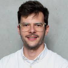 Mona Horn's Instagram, Twitter & Facebook