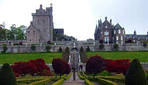 Drummond castle was built on a rocky outcrop (part of the gask ridge) and took the form of a tall, square keep. Drummond Castle Gardens The Castles Of Scotland Coventry Goblinshead