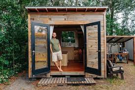 Ultra Simple And Extra Small Tiny House With Outdoor Kitchen And Bathroom Built For Under 1 500 Ampliaciones De Casas Pequenas Casas De Madera Casas De Contenedores Maritimos
