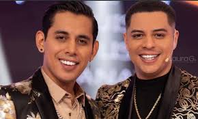 Programa radial conducido por pedro moreno los domingos de 7 a 9hs por am 1220 @ecomedios1220. Integrante De Grupo Firme Confirma Que Es Gay Laura G