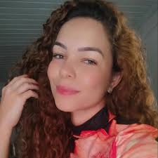 Entro no mercado , dia de feira e aproveito pra levar frutas e verduras da  semana . Tudo super em conta. Do meu lado , uma mulher e o marido . Ela