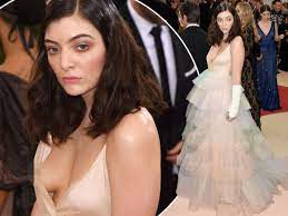 Lorde suffers unfortunate nip slip in her plunging pink tulle gown on Met  Gala red carpet - Irish Mirror Online