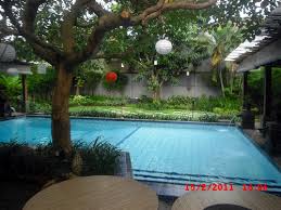 Wajar saja, di senopati terdapat berbagai macam tempat kuliner dari warung kaki lima, kafe, hingga restoran. Omah Sendok