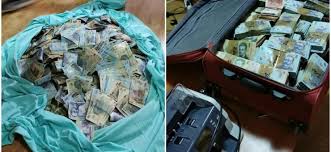 Acum câteva zile, nişte imagini cu zeci de plicuri şi pachete cu bani, lei, euro sau dolari, au captat atenţia publică. Poze Cu Bani