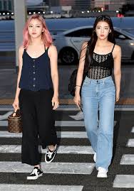 She can also pair this with fitted tops or darker outerwear (biker jacket). 190817 Itzy Lia Korean Airport Fashion Kpop Outfits Kpop Fashion