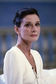 20 Everlasting Beautiful Hairstyles for Women Over 50 (WITH PICTURES)