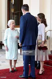 Queen Elizabeth Ii And Prince Philip Duke Of Edinburgh Greet King Felipe Vi Of Spain And Queen Letizia Of Spain Du Estilo Real Museo Del Traje Moda Para Mujer
