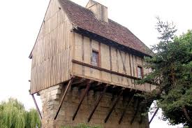 Iconic House In Perigueux Aquitaine Former Moulin De Saint Front Seems To Defy The Laws Of Gravity Avec Images Perigueux Maisons Folles Maisons Insolites