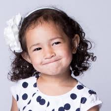 This beautiful girl is Elsie Mahe. In November 2016, when she was three  years old, Elsie was involved in an accident. Elsie's mom Sunny described  her beautiful daughter. “My Elsie was innocently