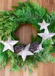 Diy Kranz Selbstgemacht Einfach Und Schnell Mit Thuja Und Zapfen Und Sterne Kranze S Minimalistisch Weihnachten Weihnachtsdekoration Adventskranz Selber Machen