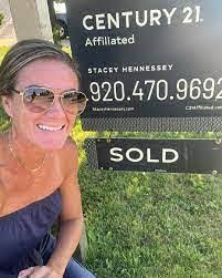 Stacey Hennessey's Instagram, Twitter & Facebook