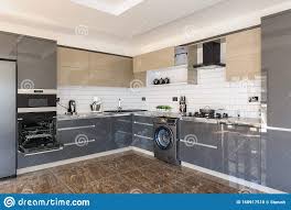 Las cocinas blancas son las preferidas por su elegancia y estilo. Lujosos Interiores Modernos De Cocina Blanca Beige Y Gris Foto De Archivo Imagen De Lujosos Modernos 168917510