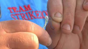 An important note on the cat's paw is that larger diameter cordage has a tough time with this hitch. Rtr Tip How To Attatch A Wind On Leader Youtube