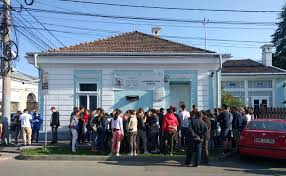A supraviețuit holocaustului după ce a trecut prin mai experiențele întemnițării. Protesting Anti Semitism Hundreds Retrace Elie Wiesel S Path To Deportation Jewish Website