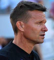 Jesse marsch est un joueur puis entraîneur de soccer américain né le 8 novembre 1973 à racine dans le wisconsin. Jesse Marsch Salzburgwiki