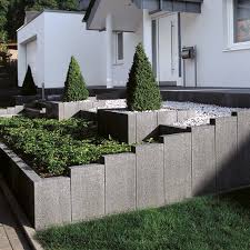 Ideengalerie Inspiration Fur Ihre Gartengestaltung Palisaden Und Stelen Sind Schon Eine Fein In 2020 Japanese Garden Landscape Concrete Molds Patio Japanese Garden