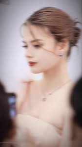 Becky Armstrong: Hành Trình Nghệ Thuật và Tình Yêu Bản Thân