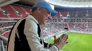 John Textor acompanha delegação do Botafogo em Porto Alegre para duelo com Grêmio