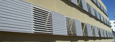 En rénovation, le nouveau volet battant peut reproduire en tous points le modèle à remplacer, et même se fixer sur les gonds existants. Tamiluz Persiennes Et Volets De Lames Orientables Et Mobiles En Aluminium