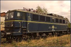 Orient express beckons you to discover another way of travelling, living and seeing the world: Dp 51 142 157 7 Orient Express Stand Mit Weiteren Loks Und Guterwagen Auf Einem Abstellgleis Am Historischen Lokschuppen Am 25 08 2018 In Bahnsichtungen Net