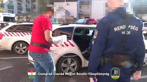 A blikk információi szerint a szegedi kettős gyilkosság miatt üldözött 28 éves fiatalember holttestét a megyeszékhely közelében találták meg, a férfi végzett magával. Nepszava Gyilkossag Szegeden Letartoztattak A Varandos Feleseget Megkeselo Ferfit