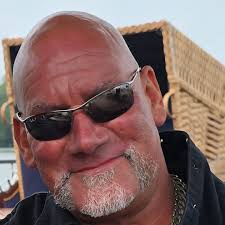 Die UEFA ermittelt gegen den türkischen Fußballer Merih Demiral. Der  Verteidiger hatte im EM-Achtelfinale sein zweites Tor gegen Österreich mit  dem sogenannten Wolfsgruß gefeiert, eine Geste der rechtsextremen „Grauen  Wölfe“. ndr.de/wolfsgruss106.html