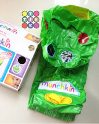 Awas lo ntar tak bilangin kakekmu  aku tetap saja memegang badannya dan mengancam. Munchkin Bath Tub Bak Mandi Bak Mandi Karet Motif Kodok Untuk Anak