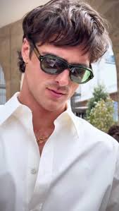 What's the first thing you notice in these pics❓