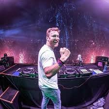 Con solo 18 años de edad, alesso fue considerado una de las grandes revelaciones de la música house en suecia.el adolescente fue descubierto en su ciudad natal estocolmo, en 2010 luego de haberle entregado un cd de demostración a sebastian ingrosso, miembro de swedish house mafia. Stream David Guetta Sia Let S Love X Sebastian Ingrosso Alesso Calling Dj Seb Mashup By Dj Seb Listen Online For Free On Soundcloud