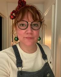 Sara Schaefer's Instagram, Twitter & Facebook