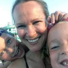 Take photos of mom all year round, OK guys?