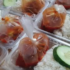 Sementara nasi minyak masak di dalam rice cooker, saya mula memasak ayam masak merah. Nasi Ayam Masak Merah Food Drinks Packaged Snacks On Carousell