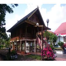 Gaya bangunan adat panggung ini cukup rumit, terdapat ruangan khusus adat seperti ruang berendo atau suku ini memiliki rumah adat bernama tongkongan yang mempunyai ciri khas pada atap bangunannya. Rumah Adat Bengkulu Dan Penjelasannya Secara Lengkap
