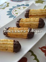 Petits Fours Fondants A La Confiture Et Au Chocolat Douceurs D Alger Gateau Oriental Facile Gateau Aid Facile Recette Petit Four