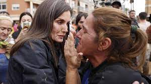 Tensa visita de los Reyes de España a zona devastada por inundaciones -  Noticias de El Salvador