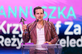 Również na 2021 rok zaplanowana jest premiera dwóch filmów, w których artysta wystąpił: 4e7l3to2hybdim