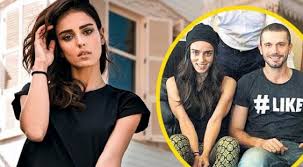 Kanal d nin yeni dizisi olan güllerin savaşı dizisi şimdiden merak edilip araştırılmaya başlandı. Kara Para Ask Tan Bestemsu Ozdemir Ve Gullerin Savasi Ndan Yigit Kirazci Nisanlandi