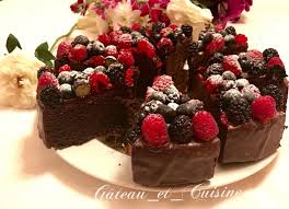 Gateau Au Chocolat Avec Ganache Et Fruits Rouges Gateau Et Cuisine Rachida